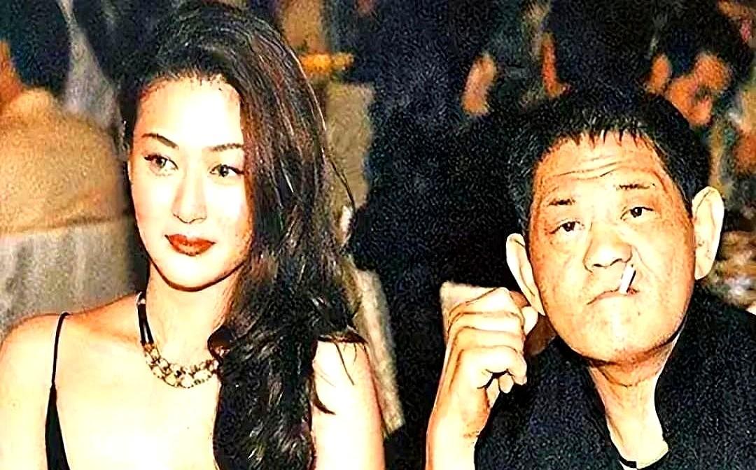 邱黎宽带大的那个孩子，现在站人群里真扎眼。

一米八五的大个子，气质干净阳光，随