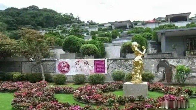 具俊晔墓地穿帮！帐篷香槟摆拍，对比隔壁邓丽君墓地鲜花环绕、雕像矗立，大S寒酸墓碑