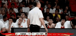 在今天进行的中国男篮和塞尔维亚KK FMP的友谊赛中，发生了非常火爆的一幕。当时
