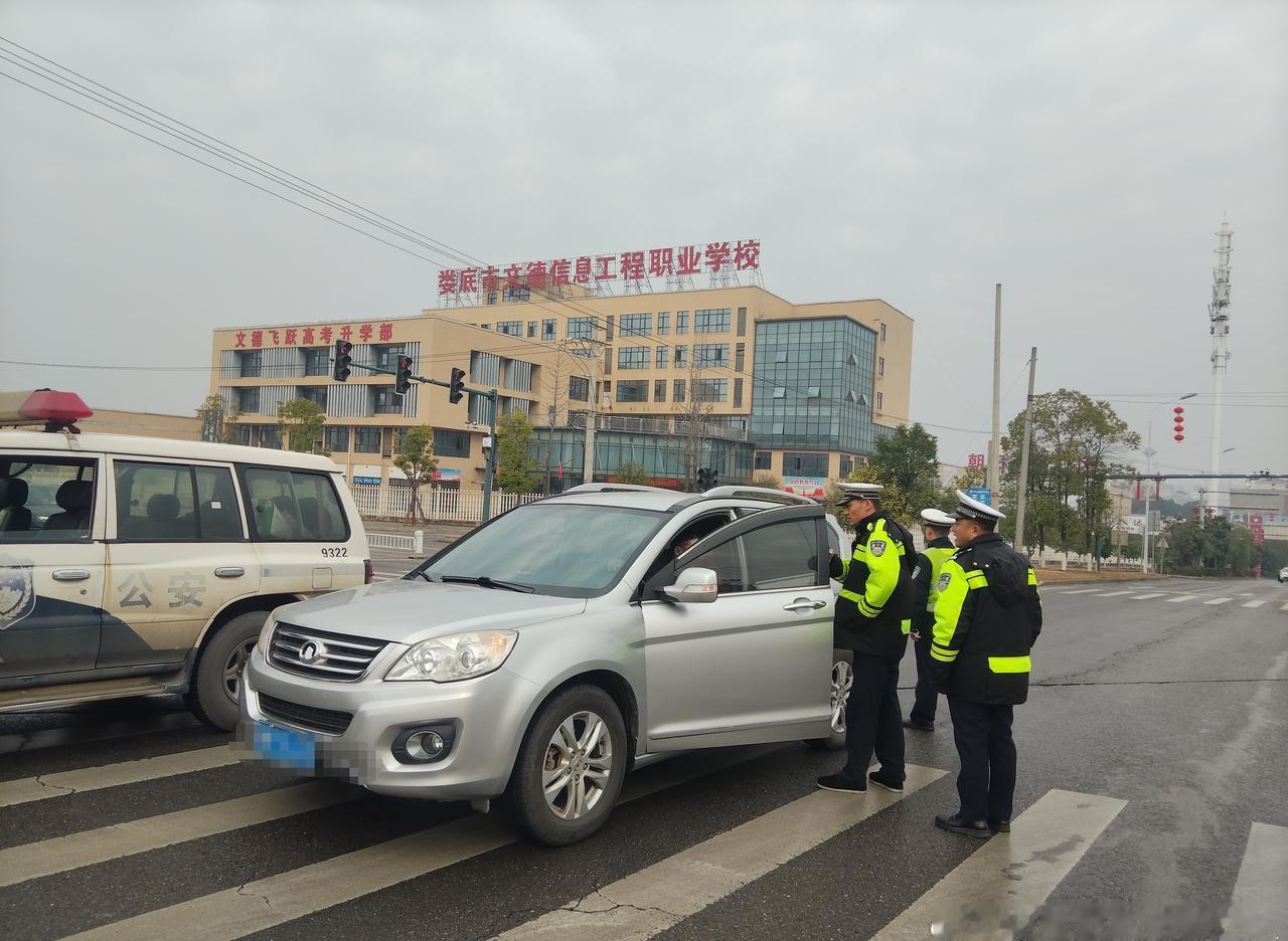 【热心推车暖人心 交警及时救助故障车辆】平安春运交警湘守 2月15日春节假期第1