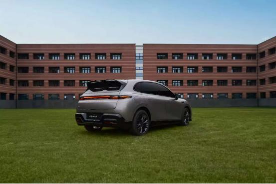 之前看到Lafa5 ultra预热图的时候，我直接拍腿叫绝，这个尾翼一下子把本来