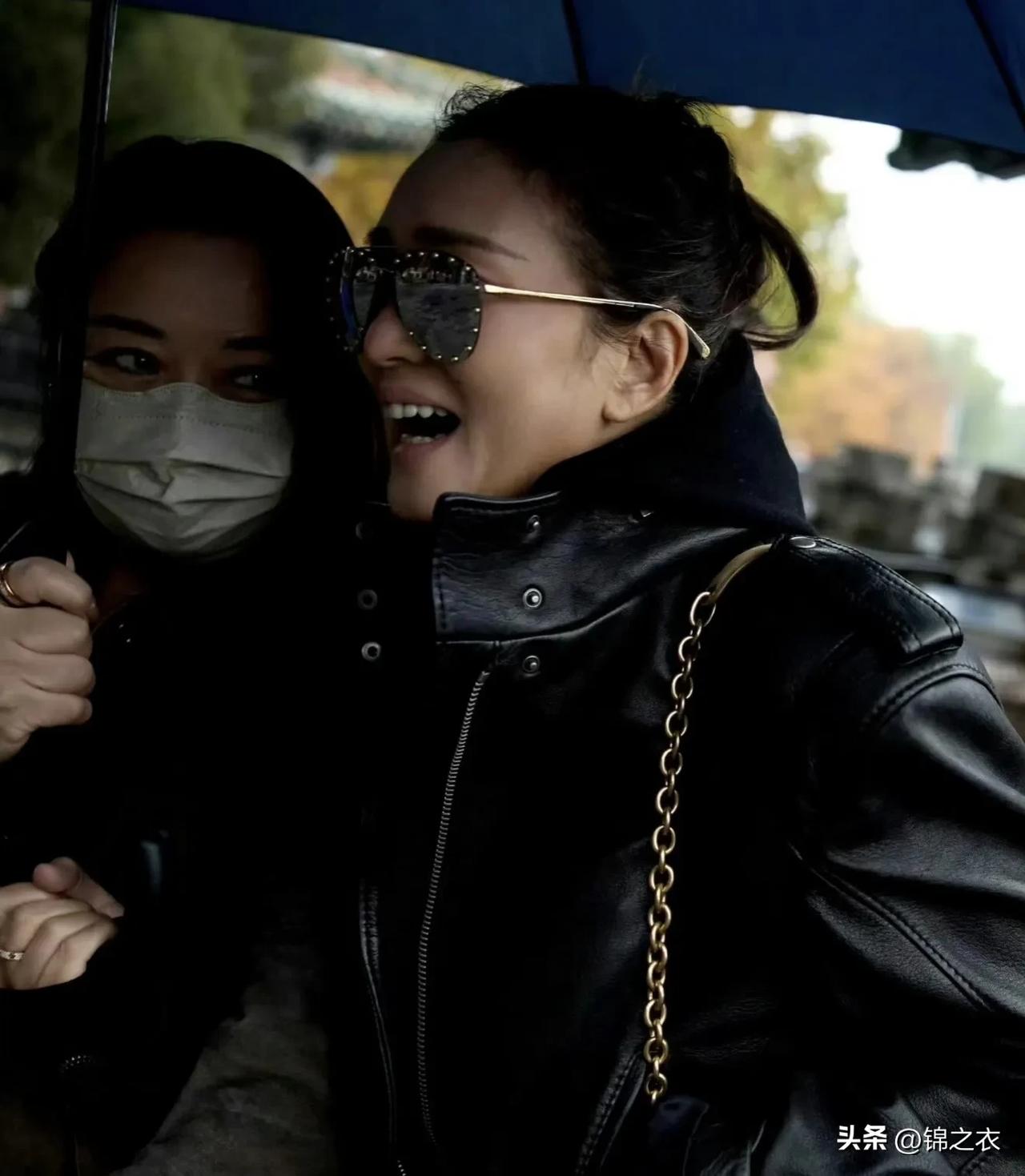 我的天啊！巩俐的花期真长，虽然她年轻时看着不年轻，但是她老了也不显老。

现在她