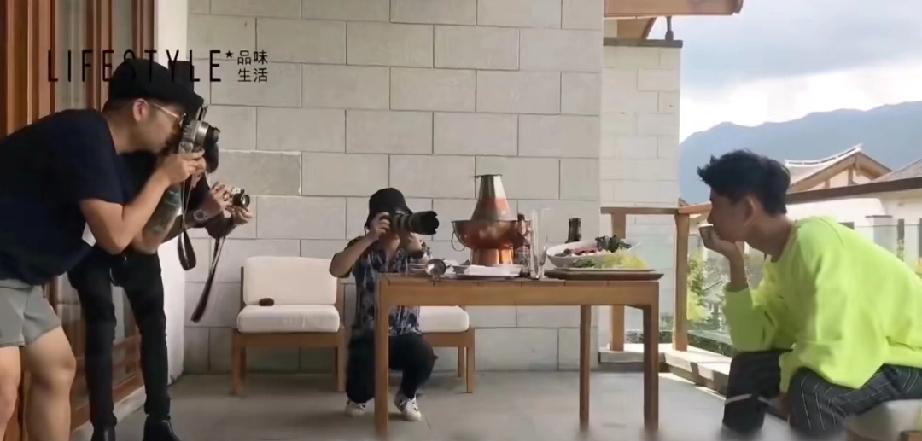萌萌：要不先把火锅吃了再拍

只要是没见过的萌萌，都是他的新动态。

就没有他驾