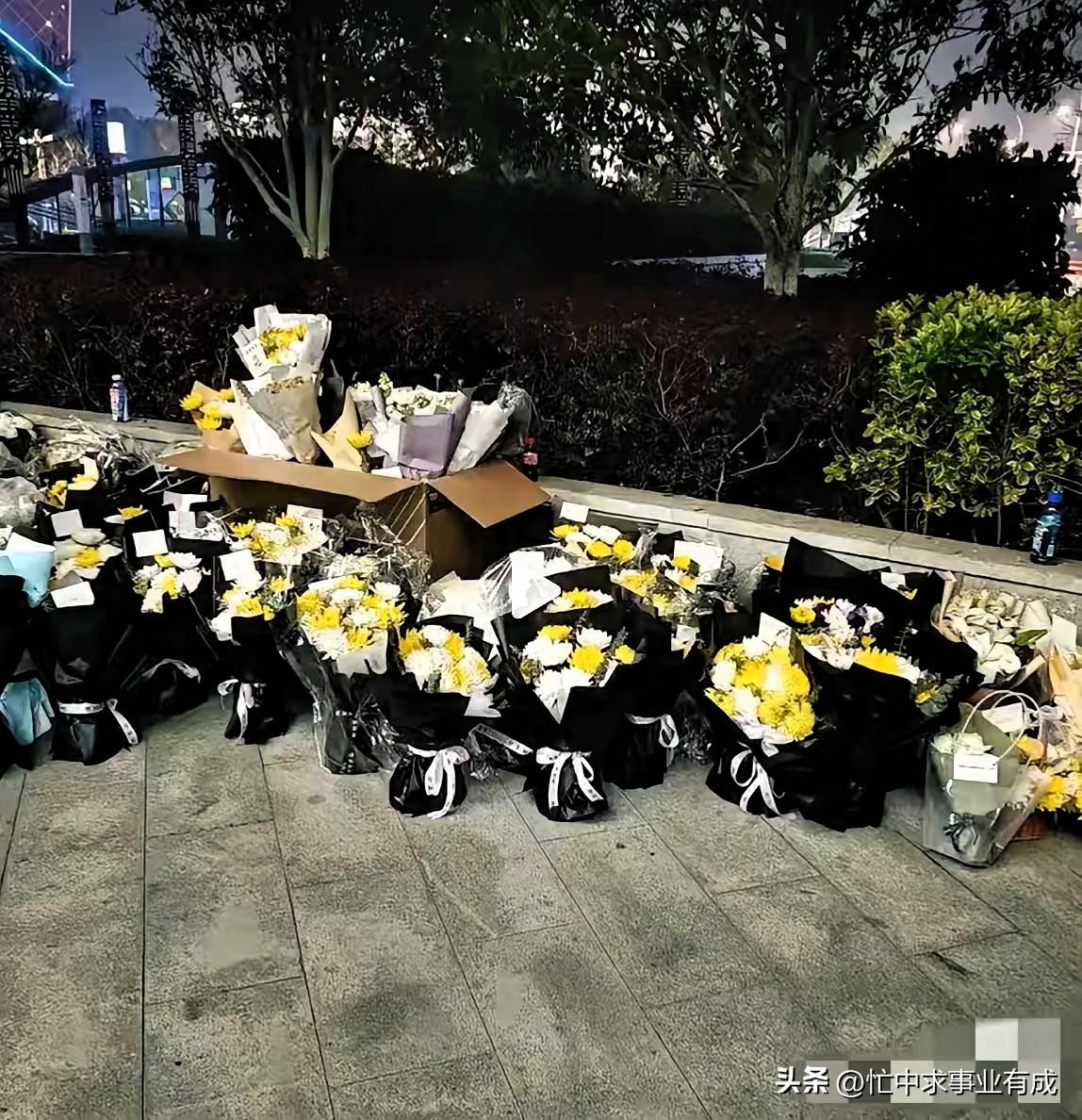 张雪峰刚离世一天，很多人不远千里送来鲜花，现场堆满鲜花，感动全网。张雪峰一生致力