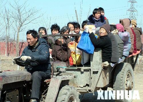 还别说超不超载这问题
当年生产队干农活
踩打谷机
本来饿得前胸贴后背了
中午12