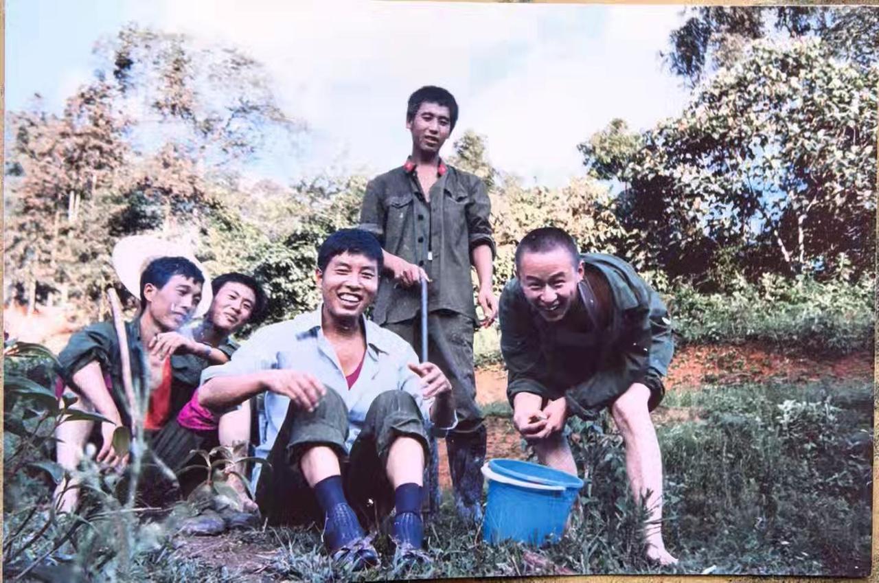 61师通信营营部司机班，86年洪水以后，冒着敌人炮火，到山下汲水。