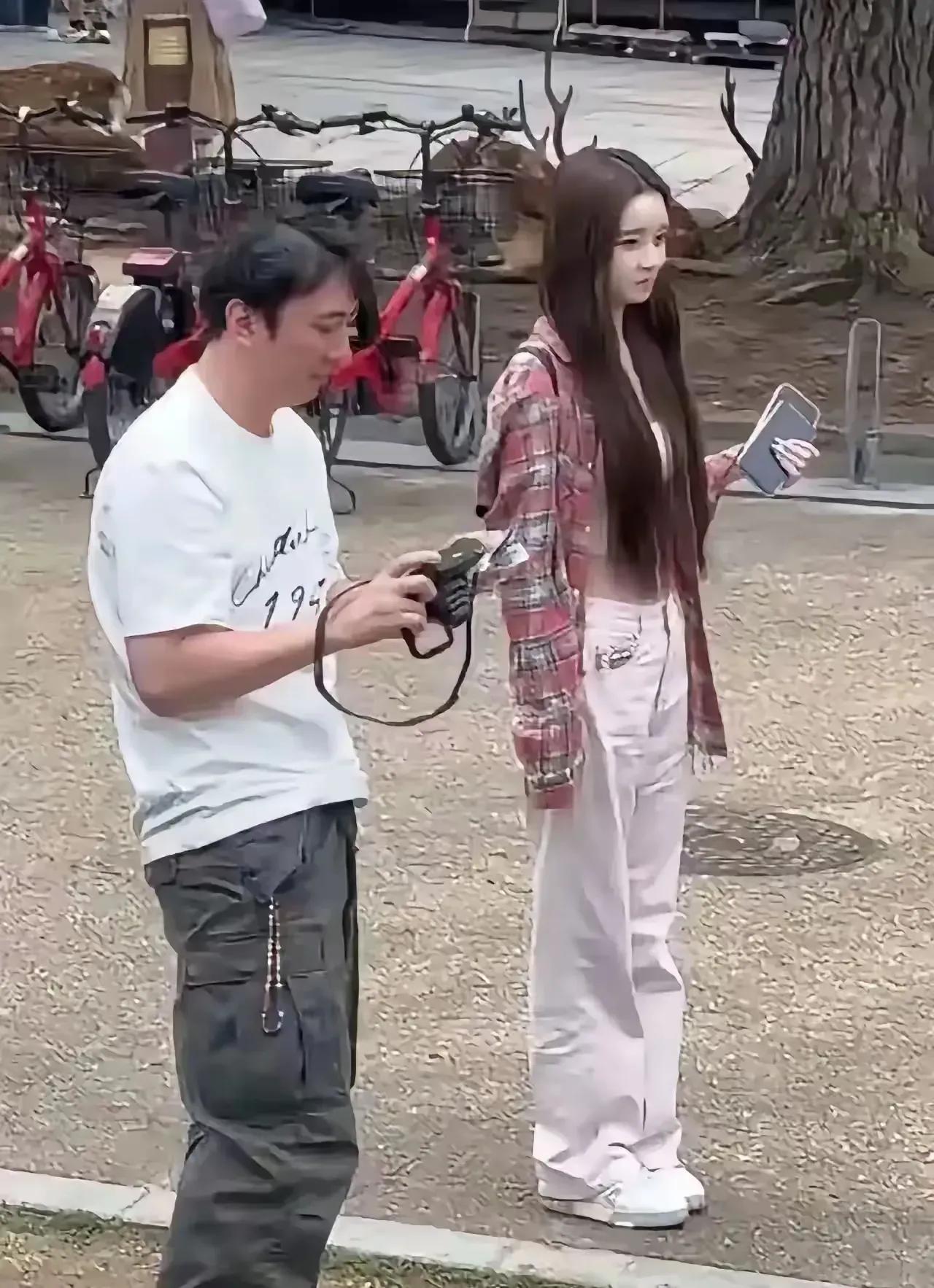 王思聪女友换不停绝不仅仅是因为有钱。有钱的富二代多了只有他这么潇洒。其实他长的挺