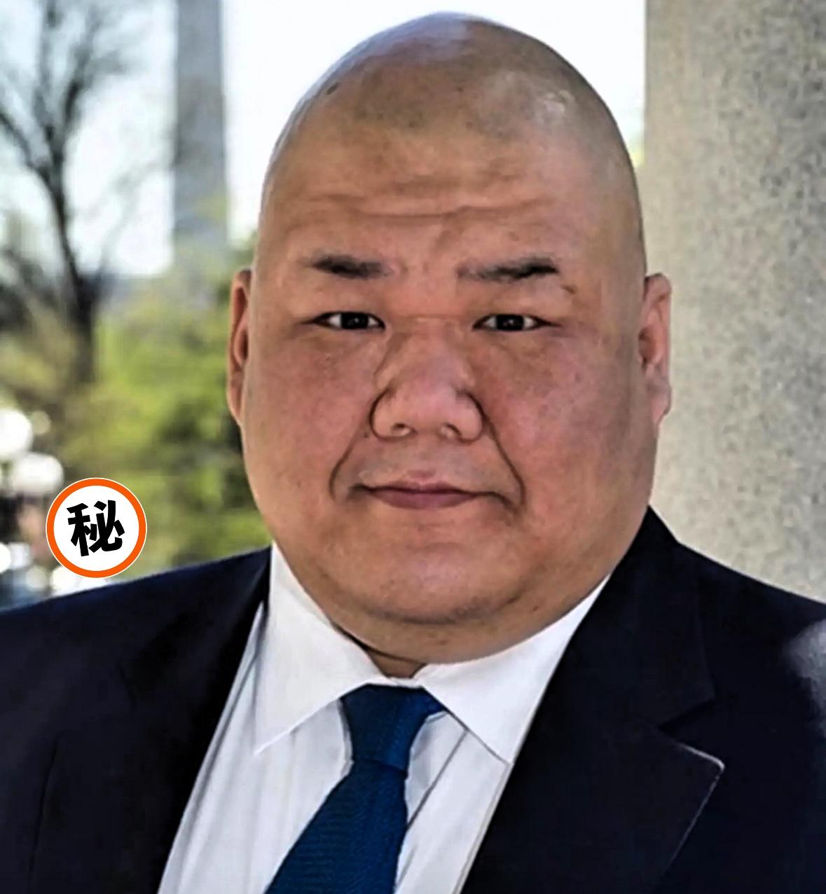 特朗普访华随行团中，两位华裔人物备受瞩目，分别是芯片行业巨头黄仁勋，还有白宫核心