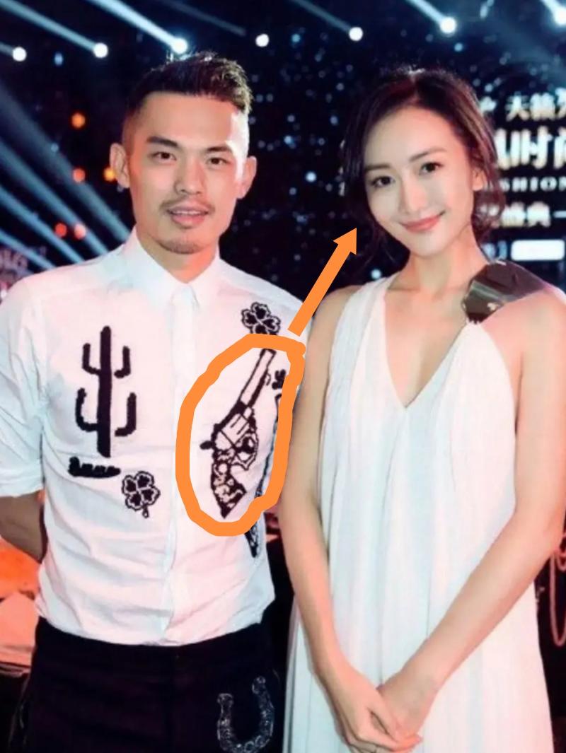 右边这位白裙飘飘的大美女是王鸥，左边这位俊朗不凡的硬汉是谁？胸前印的手枪咋还走火