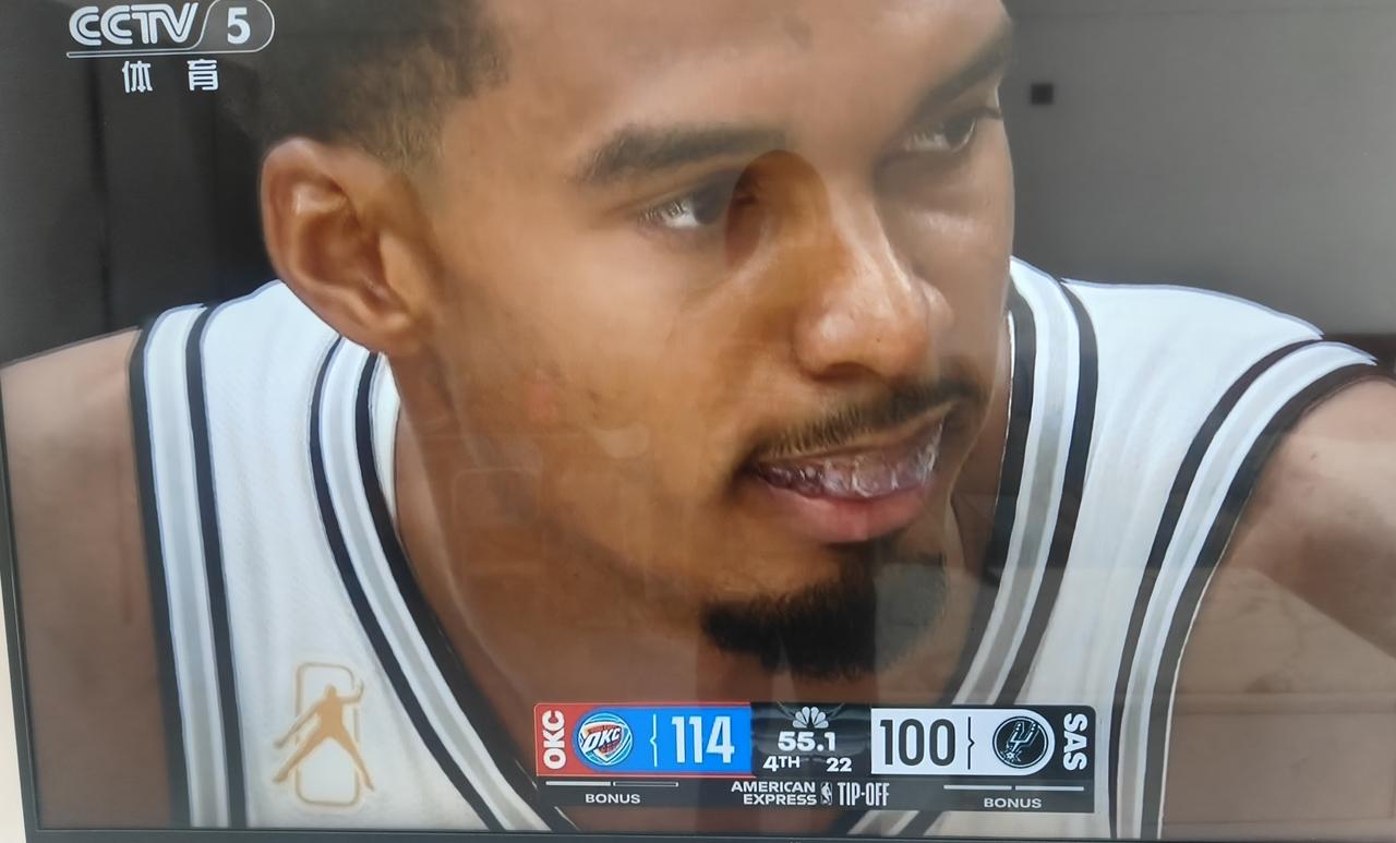 NBA常规赛马刺对雷霆，原以为马刺会是开门红，没成想被雷霆半场打花了，21分差确