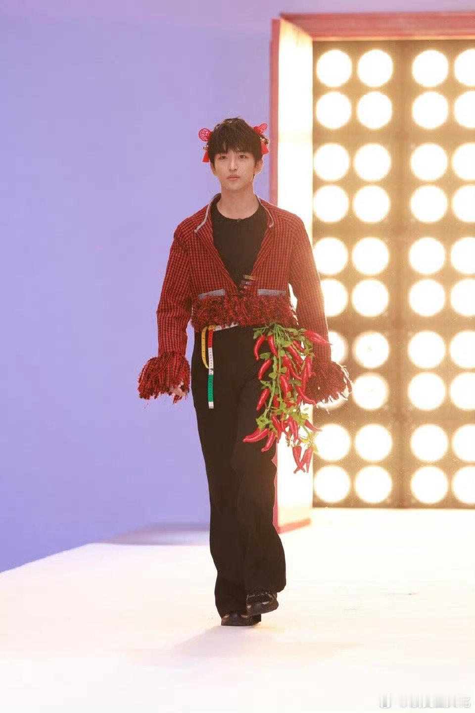 黄子弘凡长腿福娃具象化  黄子弘凡的走秀，就像是一场传统与现代的碰撞，长腿福娃的