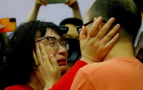 陕西一女子1988年丢了儿子，为了找娃，她跟丈夫离了婚。32年后，她终于在四川找