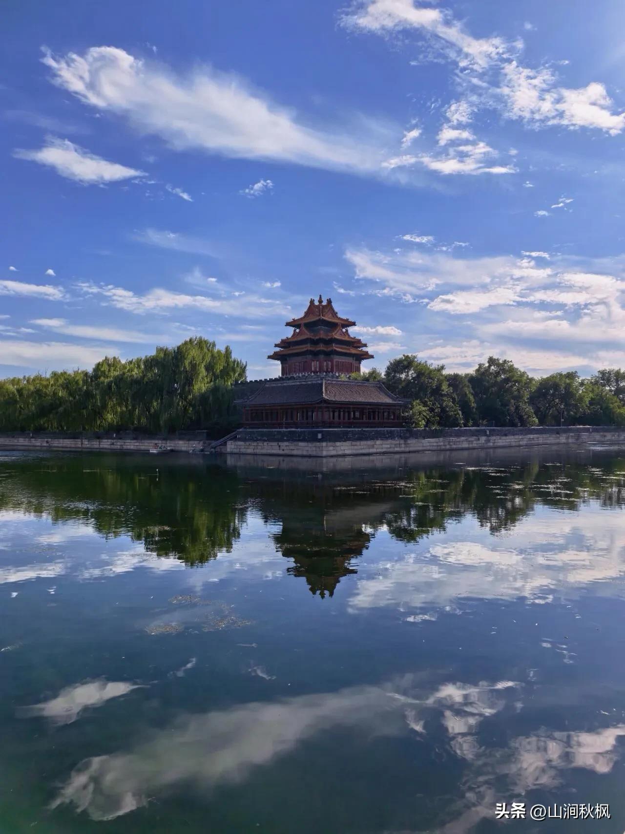 没有游人的喧嚣，只有风掠过柳叶的轻响，和云在天上慢慢移动的影子。这一刻，古老的角