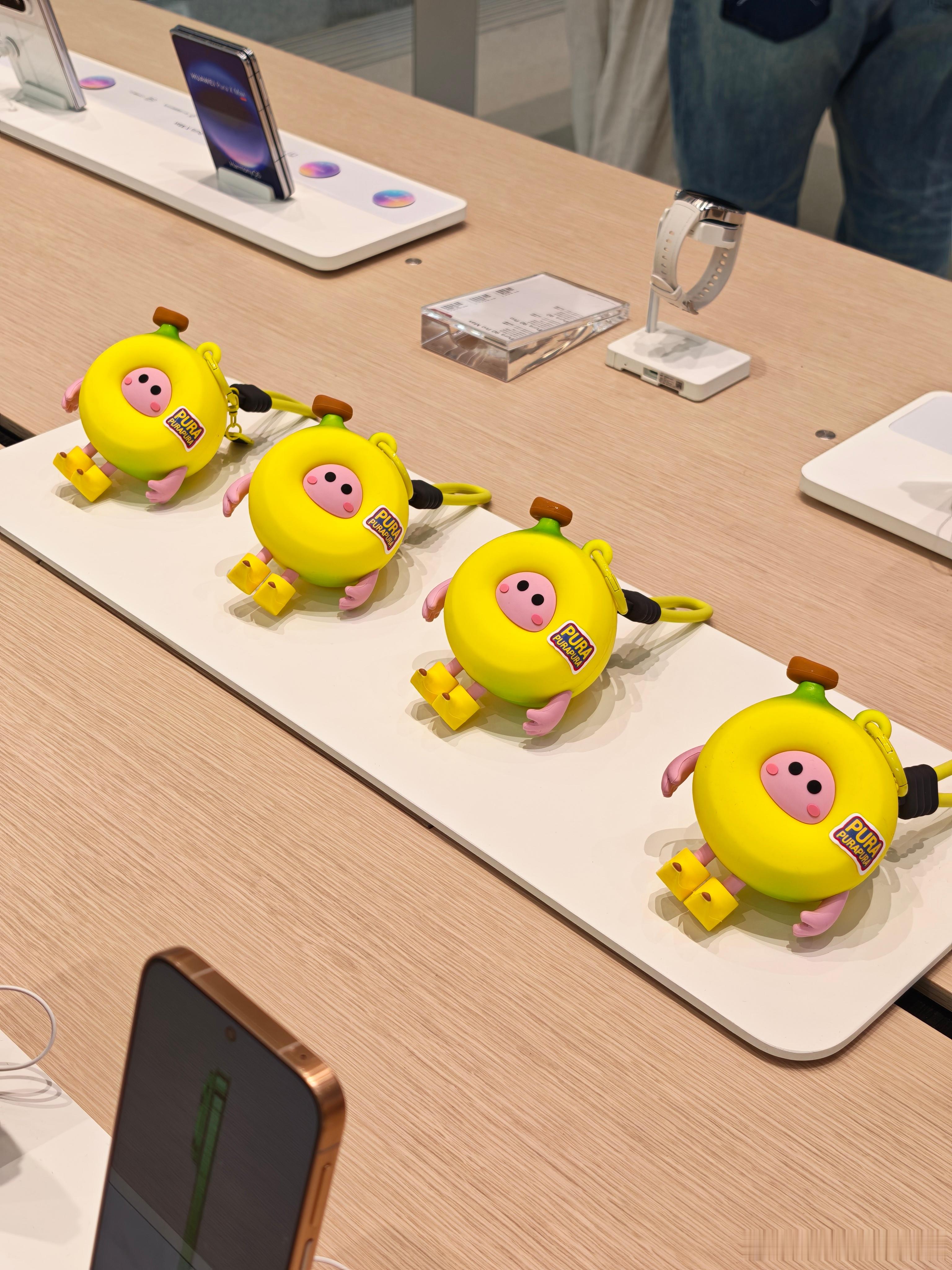 到华为门店摸了摸华为Pura 90系列，这代的配色确实很吸睛。虽然我是男的，但是