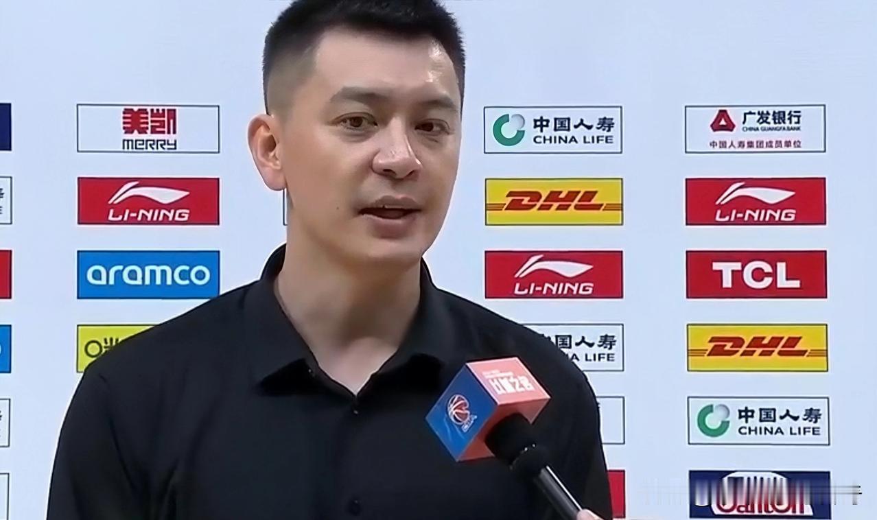 辽宁男篮主教练杨鸣谈球队的内线的问题，他表示：目前球队内线老龄化比较严重！而年轻