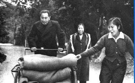 [太阳]1959年，周总理在广州从化温泉陪邓颖超散步时，看到一名女工吃力地蹬着载