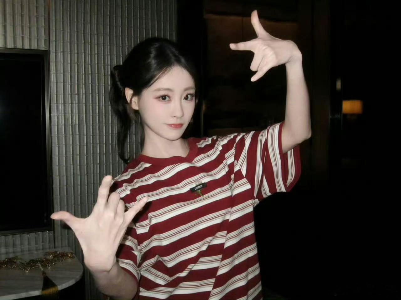 高叶祝绪丹对李川贴脸开大哇塞!高叶祝绪丹这波操作太绝，用魔术连环wink对李川贴