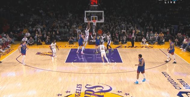 NBA赛场数据：首节詹姆斯得了5分，距离目标还差4分！
  一个突破上篮。这个上