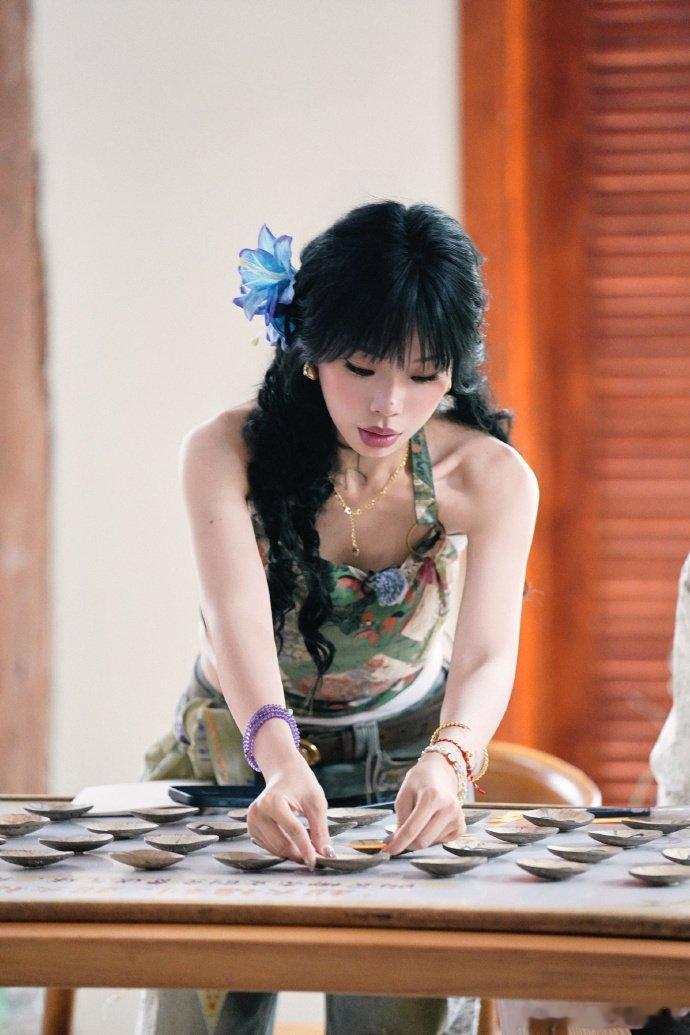 万妮达舞台表现力超绝，歌声富有层次与韵味，在歌手直播带来超棒听觉体验歌手直播万妮