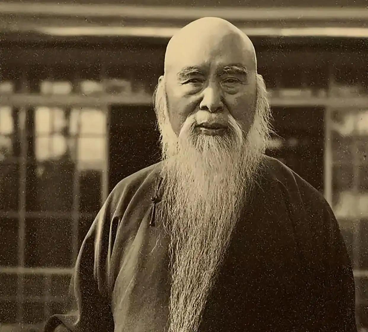 于右任因为和蒋经国有特殊关系，所以有时候和蒋介石说话都不客气。

国民政府的官场