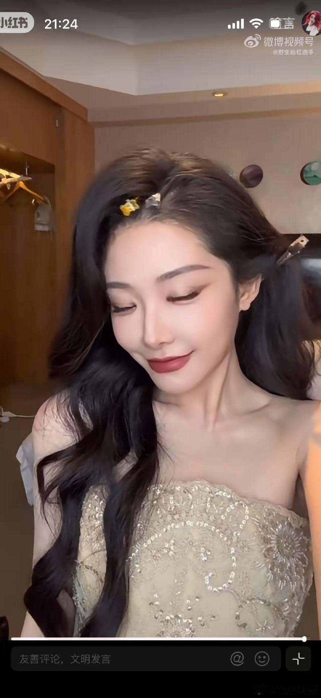 喻言在飞机上化百花奖红毯妆容喻言自己化的百花奖红毯妆容 把脸蛋当成画布，喻言凭借