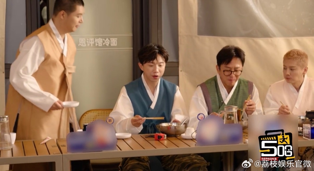 跟着鹿晗解锁冷面隐藏吃法 笑疯！鹿晗吃冷面的搭配绝了～ 白醋+黄芥末的搭配直接封