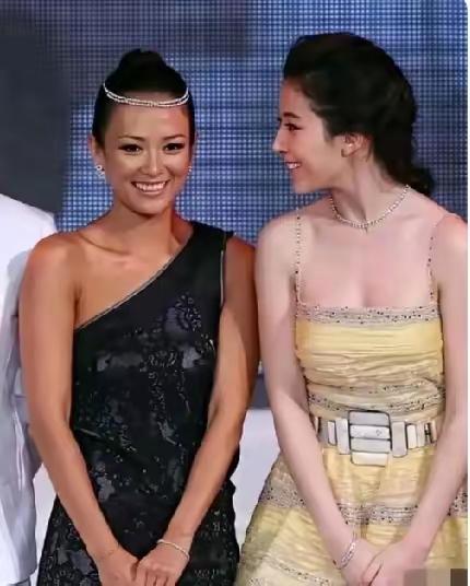 不比不知道，一比差距立现。
不得不承认，刘亦菲气场着实强大，即便与“国际章”同框