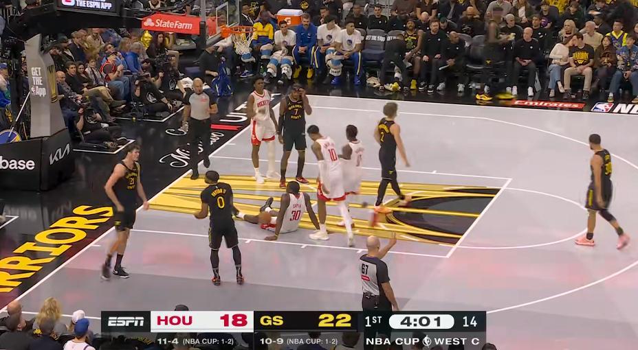 卡佩拉抢爆勇士内线！今夕是何年？科尔这套四后卫+波斯特阵容也够抽象的。 