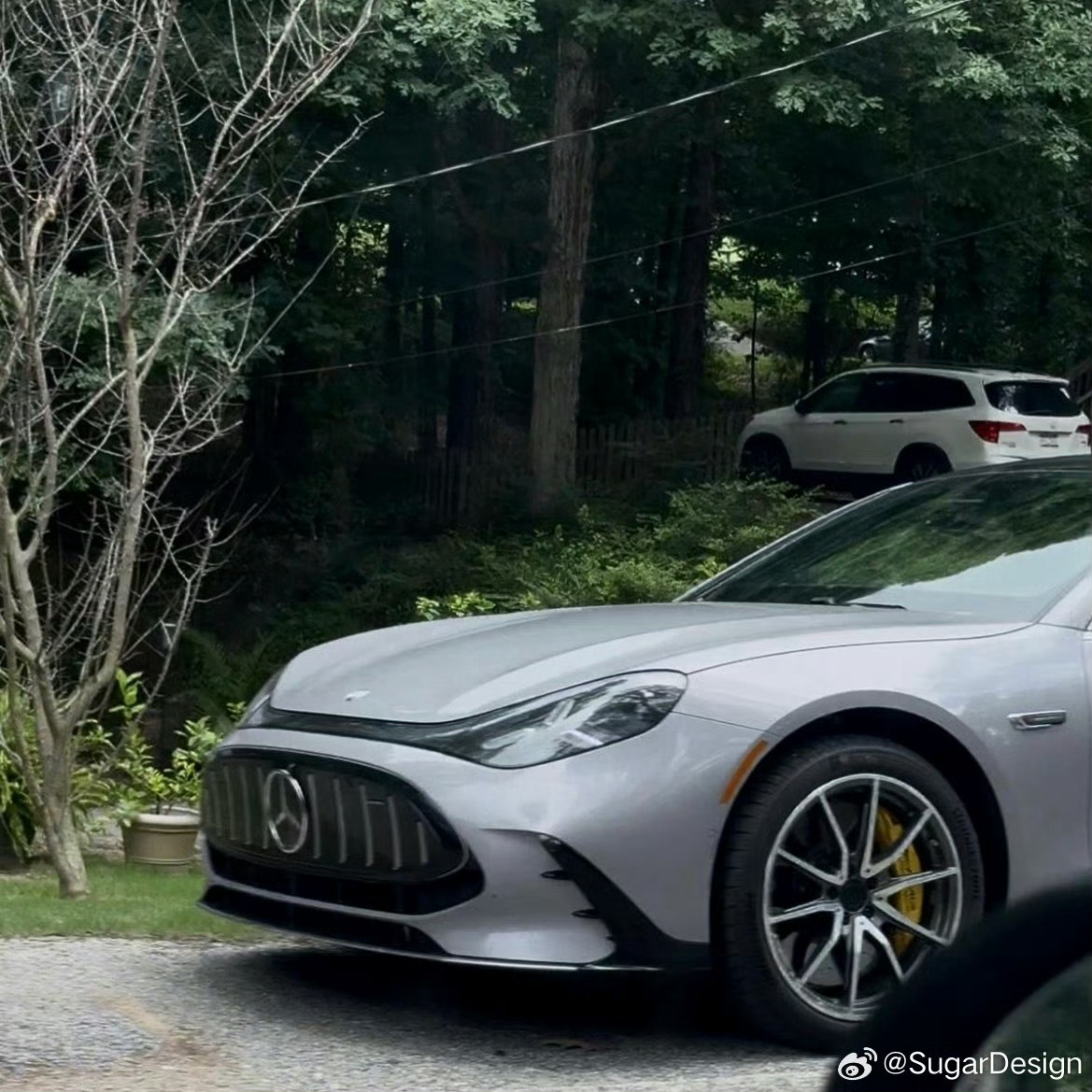 奔驰amg gt，我怎么感觉车灯有点像智己？ 