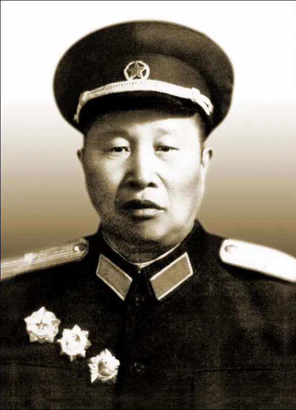 邓忠仁（1904年-1976年），安徽省金寨县人。1927年参加游击队。1928