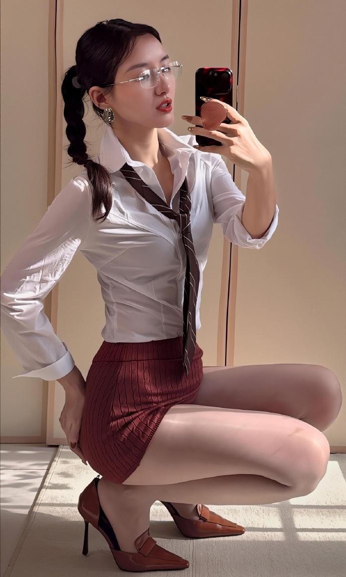 白衬衫+红短裙，青春活力满满！👗👠 穿搭 职场黑丝穿搭