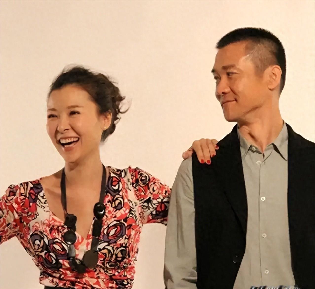 柯蓝站在天桥艺术中心门口，黄志忠把票递给检票员，系统显示是连座，但两人中间隔了半