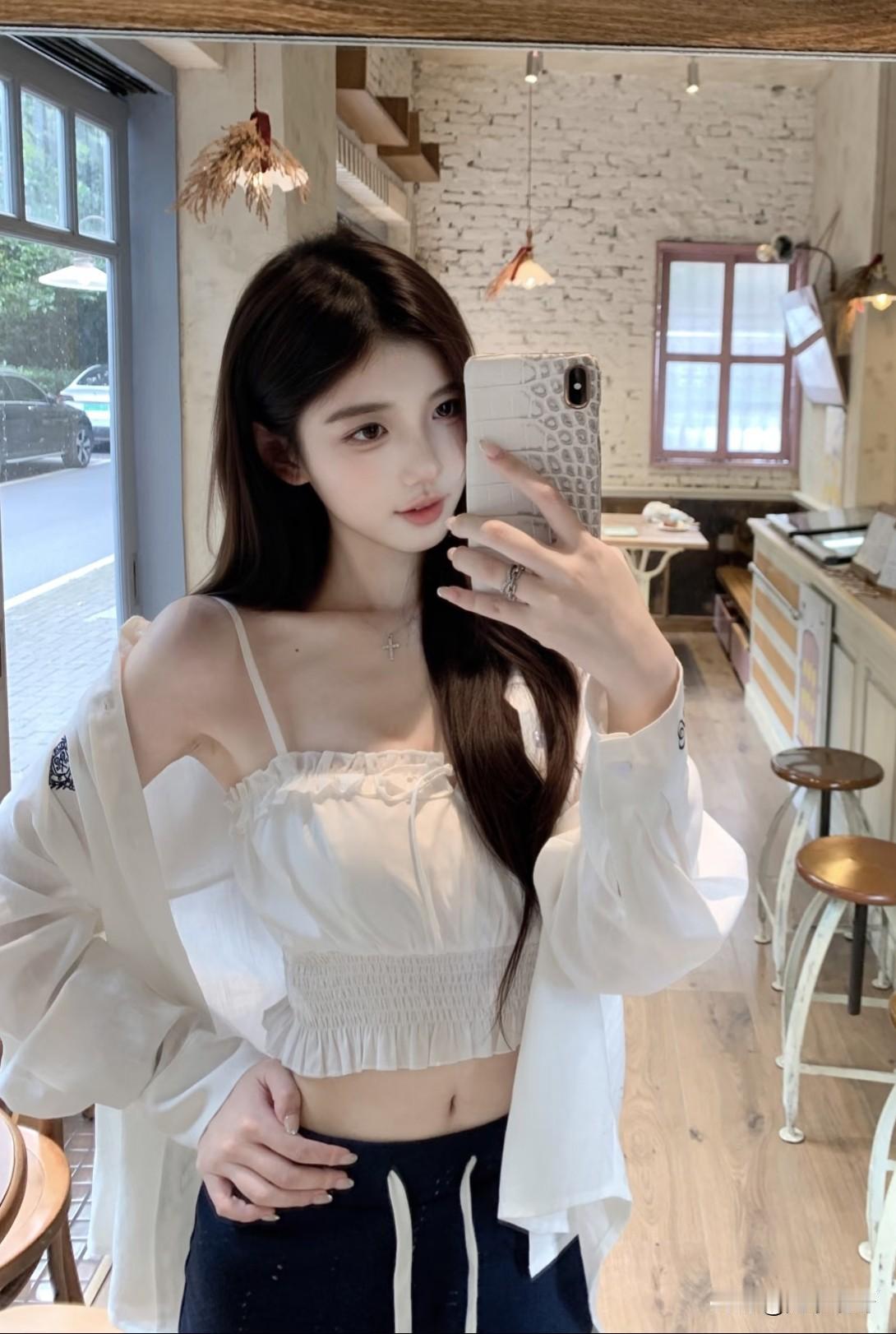 白月光女孩怎样穿搭能显示出温柔的女生气质?