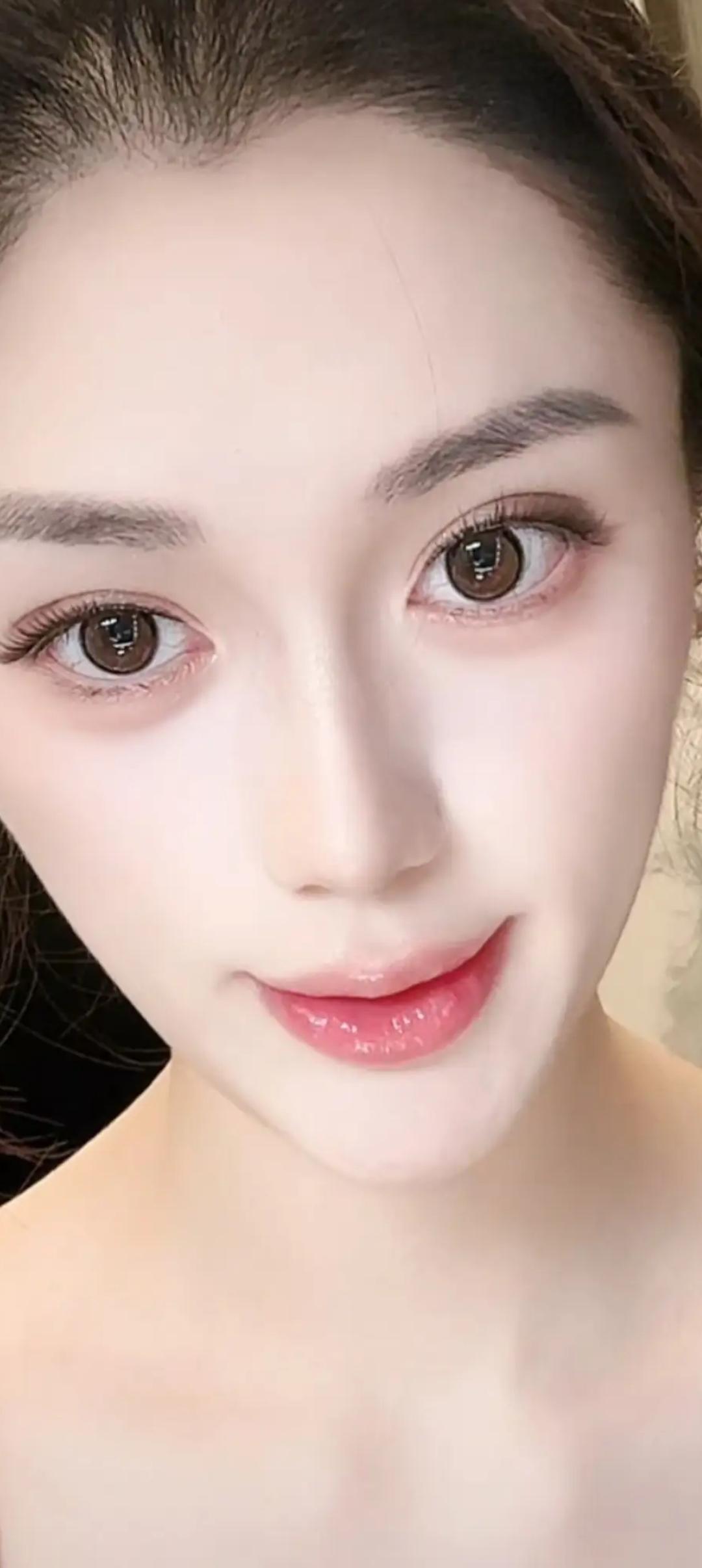 这姑娘皮肤真白，眼睛大而有神。