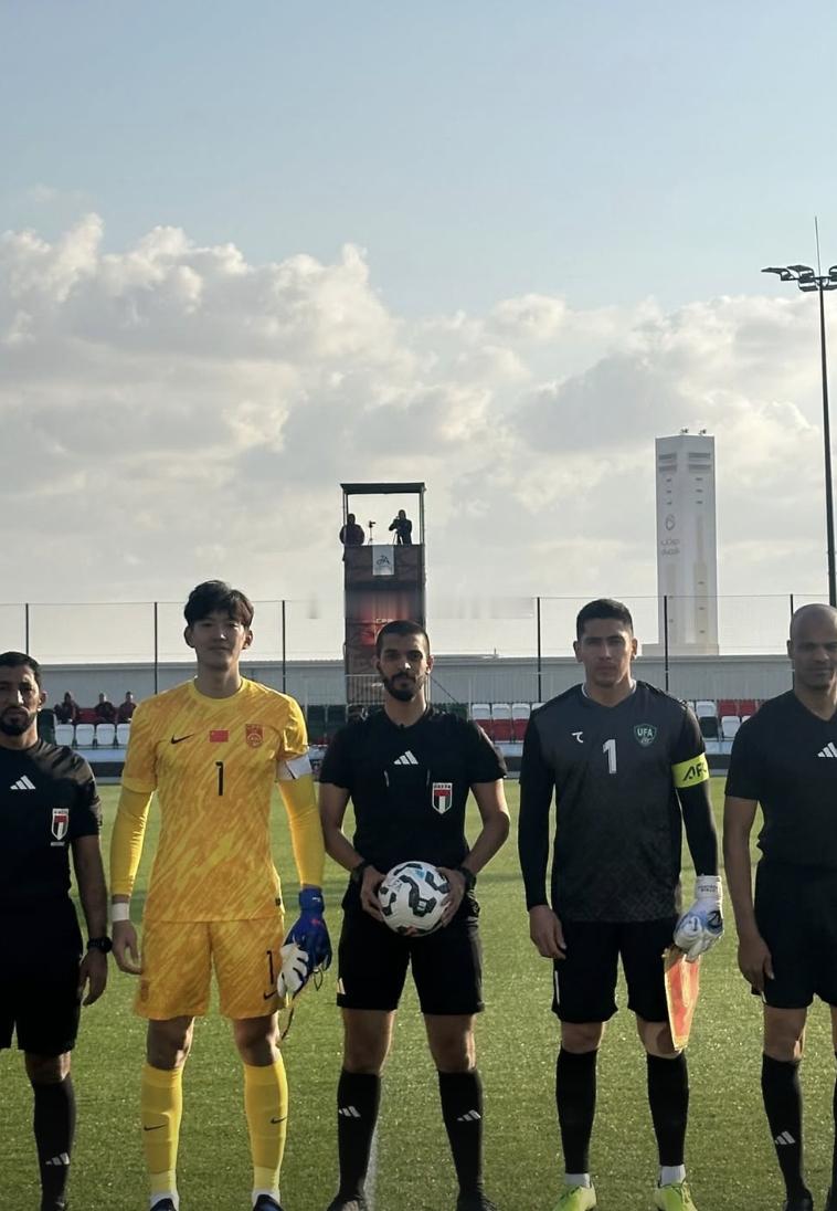 中国男足与乌兹别克斯坦的比赛进行中 颜骏凌作为首发门将和队长出战 塞尔吉尼奥先发