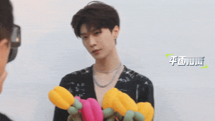 范丞丞奔跑吧宣传物料拍摄日 范丞丞拍摄日活力值爆表！拍平面自带气场，练宣传片动感