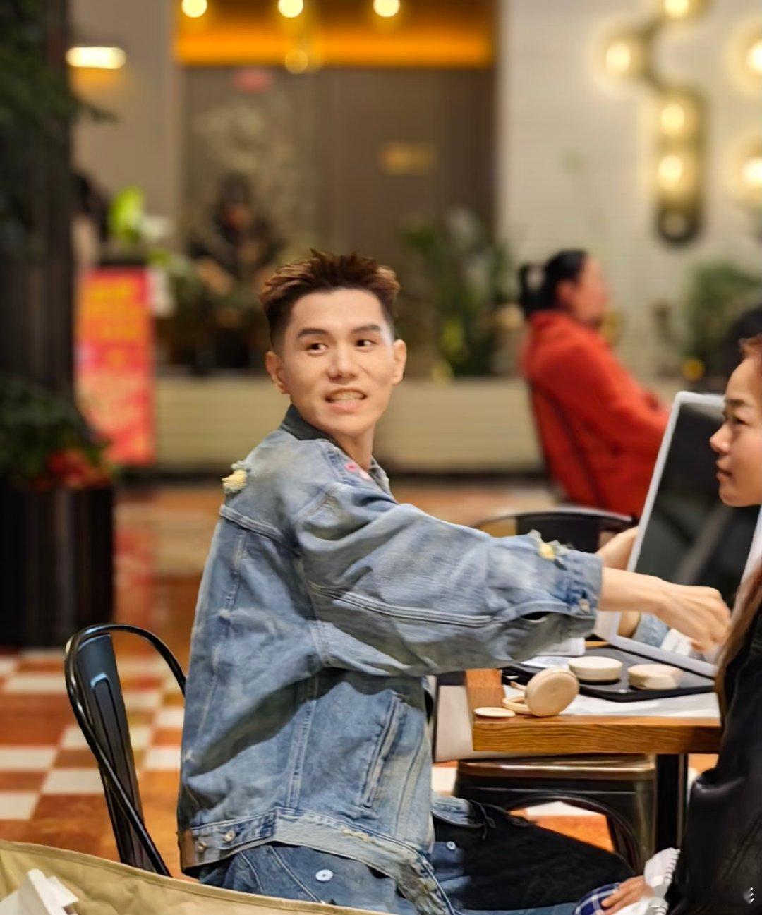 李明谦[超话]背着同事做兼职结果面试官是同事合伙人 背着同事悄悄努力搞副业，一朝
