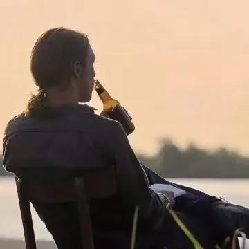 不知道谁这麽聪明，发明了摇一摇跳转广告，简直让人防不胜防，现在全球最聪明的一堆人