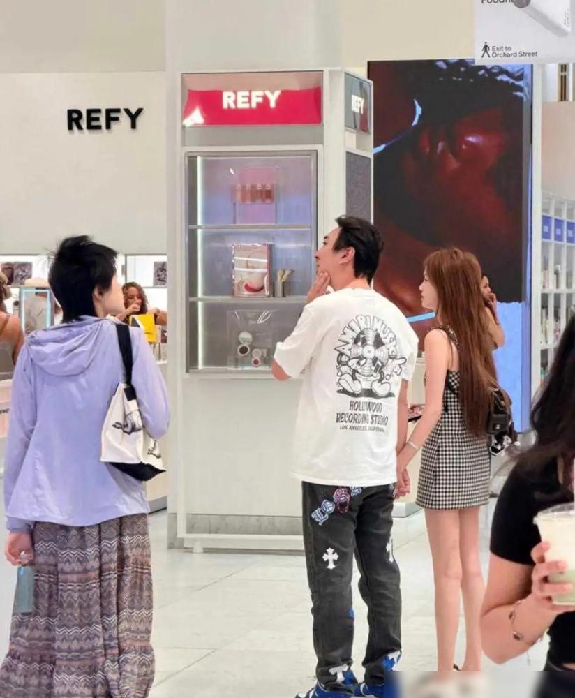 王思聪去了一趟西班牙，直接把全球顶级富豪的消费底线扒了个底朝天。

他打卡的伊比
