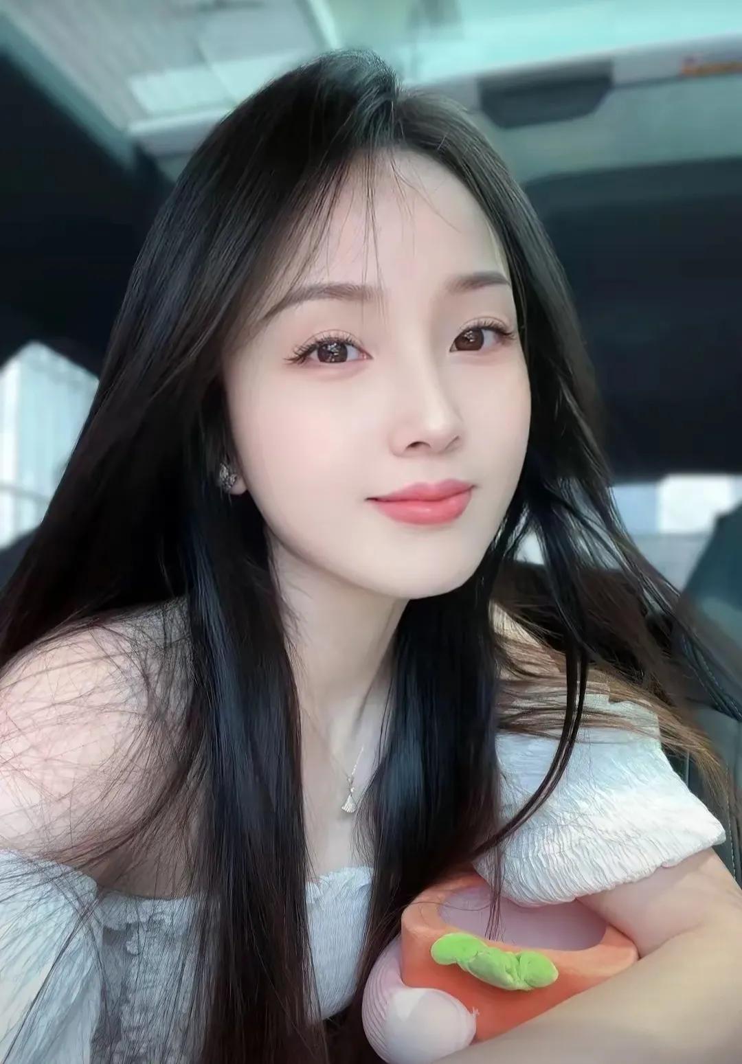 一个29岁的女子，独立自信，拥有着令人羡慕的生活。她年轻漂亮，有房有车，似乎一切