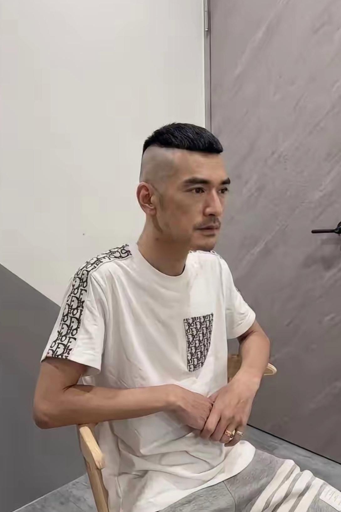 金城武变化真大呀，都快认不出来了。 