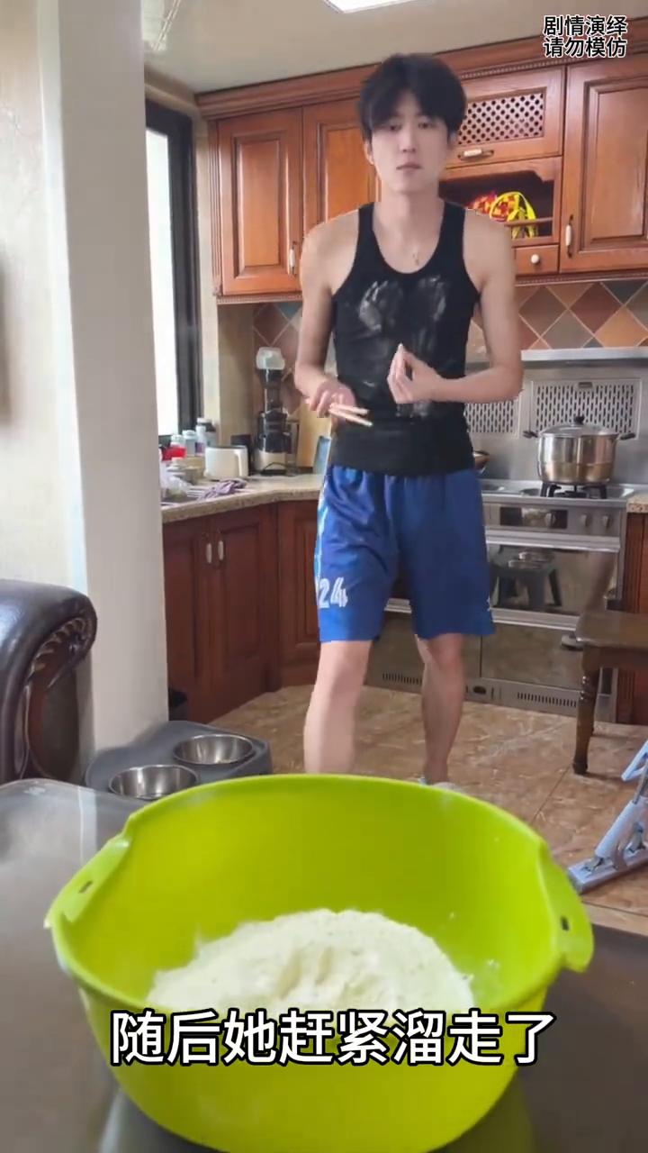 女子将面盆用胶带粘贴，下一秒男友去拿被整蛊了。
媳妇来到厨房看到丈夫在忙，于是她