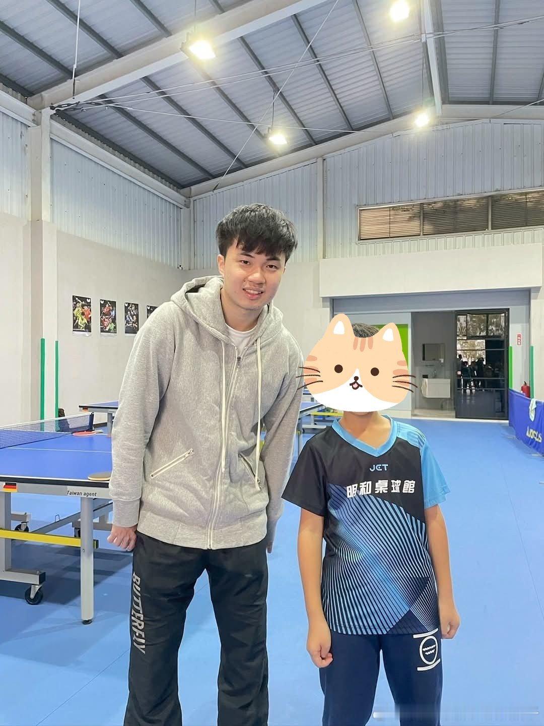 备战新加坡大满贯的林昀儒来到了台南的球馆，球馆分享了小球员和林昀儒的合影📷cr