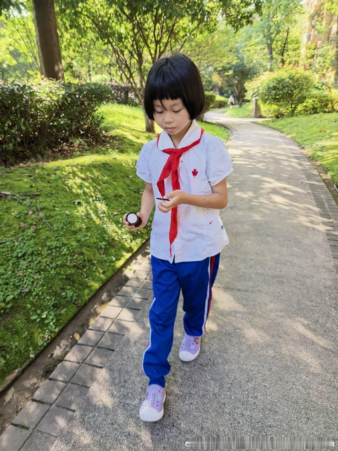 完蛋了 这是新裤子 裤头没缝有点松今天升旗踩点进校 路上一堆小孩迟到 都是无所谓