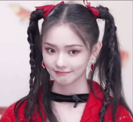 #林允把游戏里的自己当电子闺蜜# 林允说自己会把游戏里的角色当成女儿去养，老师你