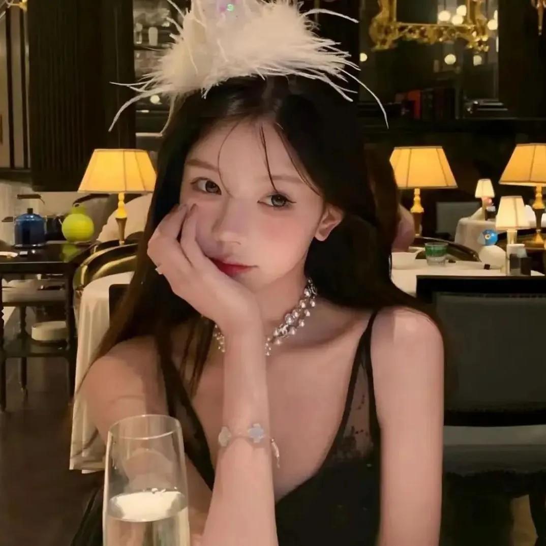 优雅的夜晚，精致的妆容，享受美食的时光。美食治愈感 秋日氛围感美食 气质美厨娘 