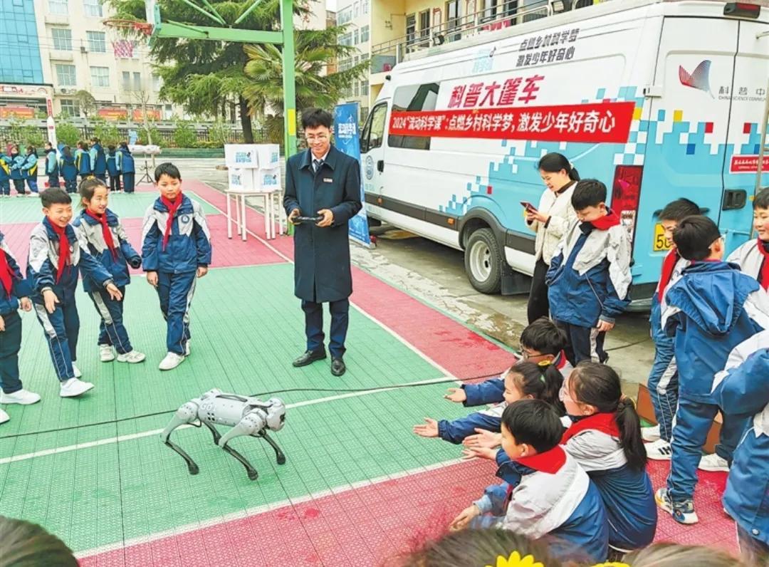 3月25日，巩义市大峪沟镇中心小学学生们迎来了一群奇特的“新老师”。这群新老师不