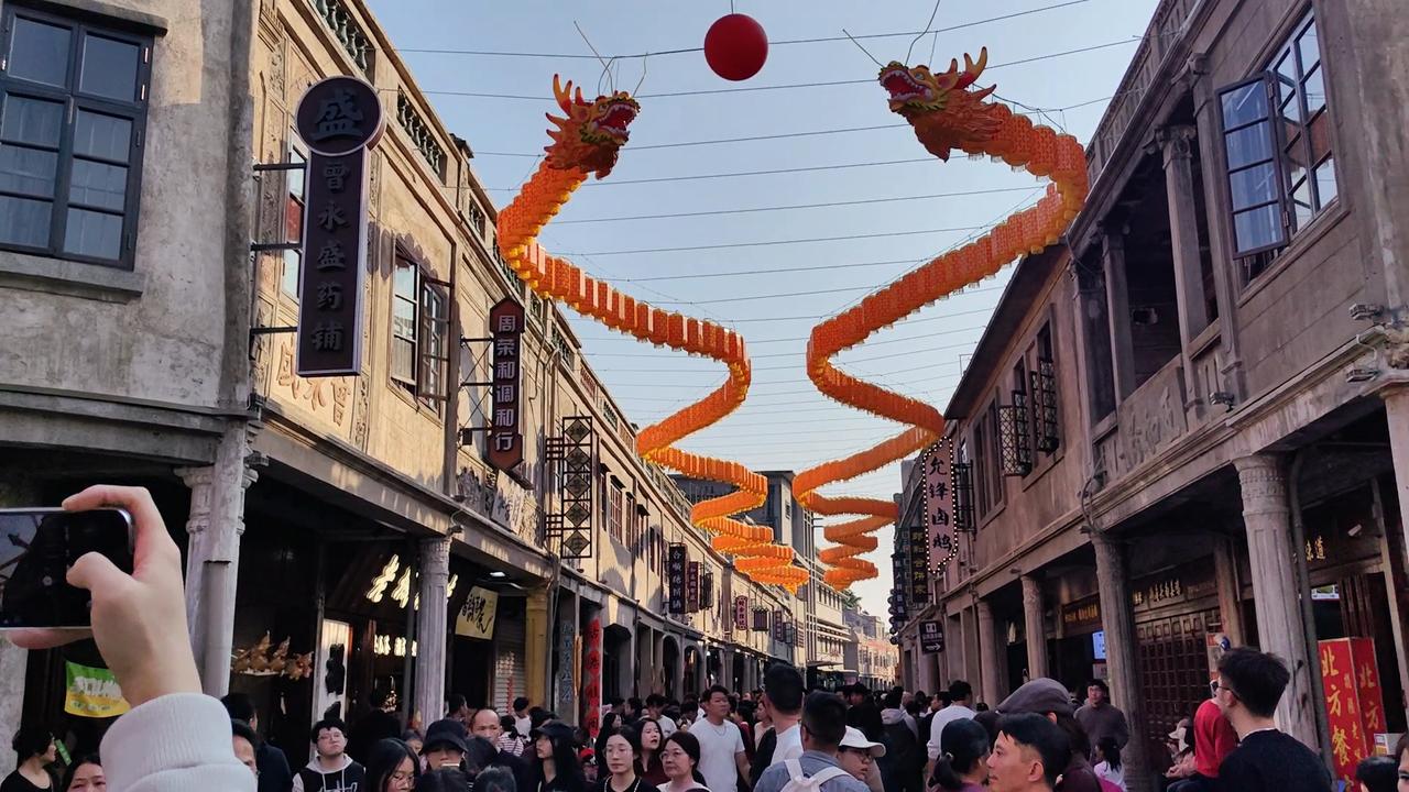 七绝●古城过年/古韵  

鼓乐英歌现眼前，
龙腾马跃喜流连。
香茶菜粿乡愁慰，