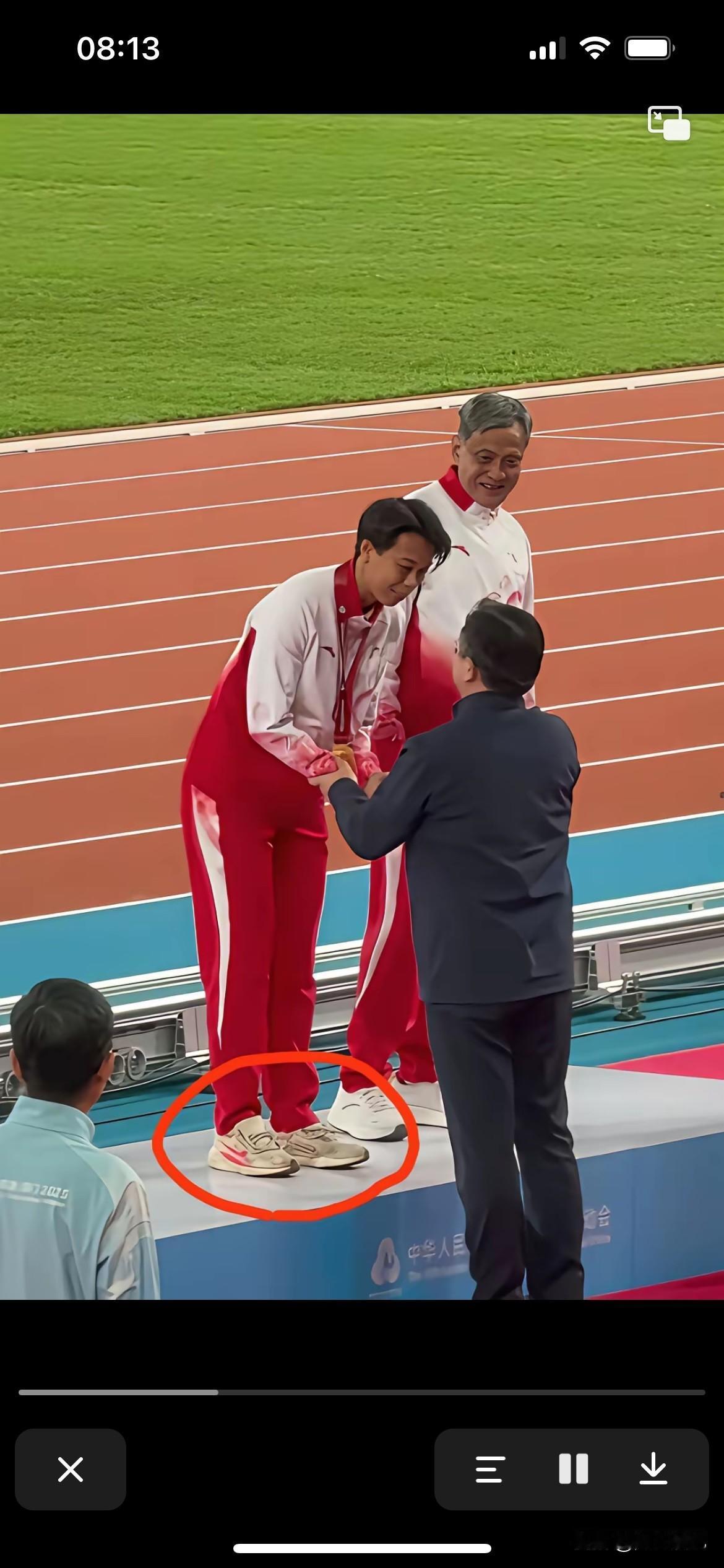 刘景扬穿着一双发黄的运动鞋就上领奖台，这有点不太注重形象了，一双运动鞋老百姓都能