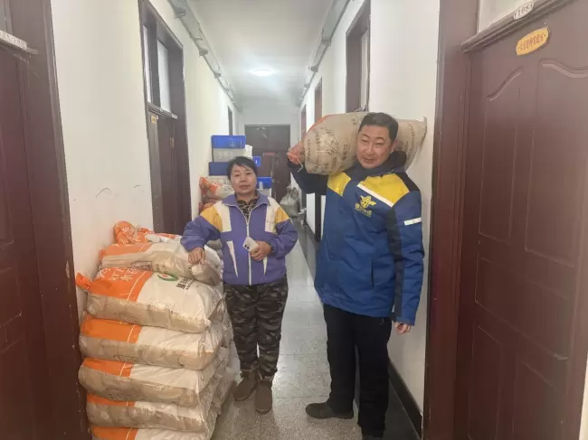 步履织就温暖网格，德邦小哥一肩挑起节日温暖“送达”